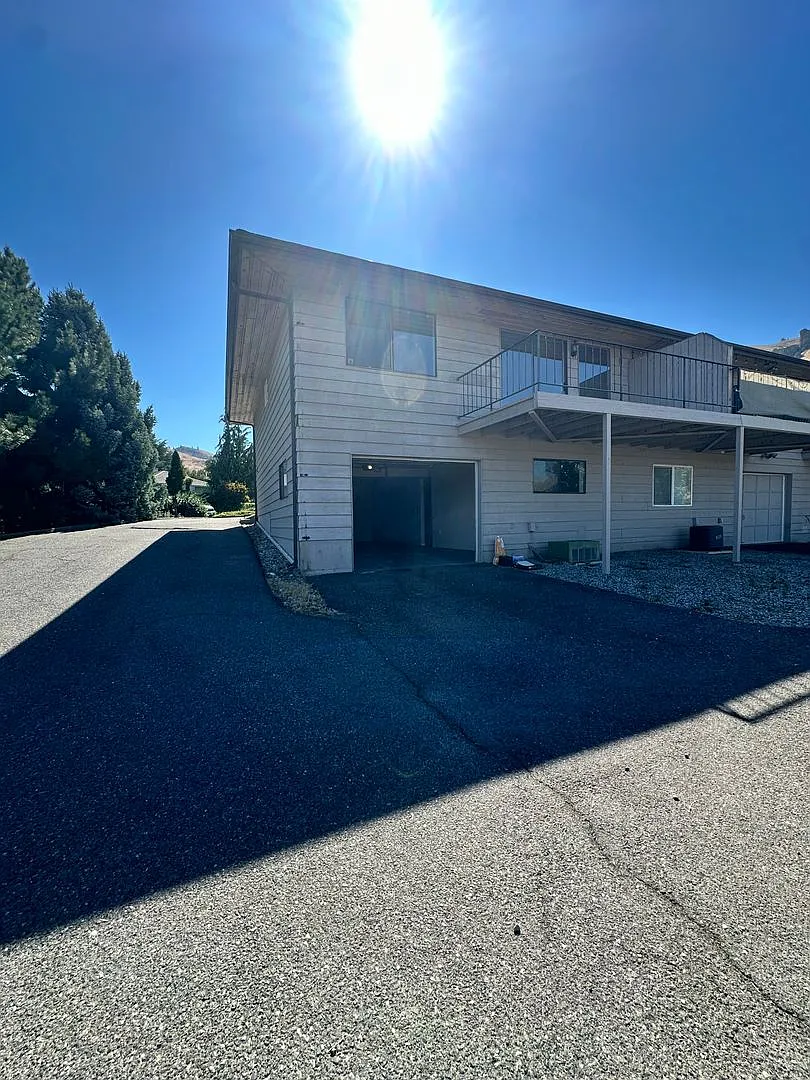 Spacious 2 Bed, 1 Bath Home with Bonus Room, Garage Access & Pet-Friendly! — Photo 4