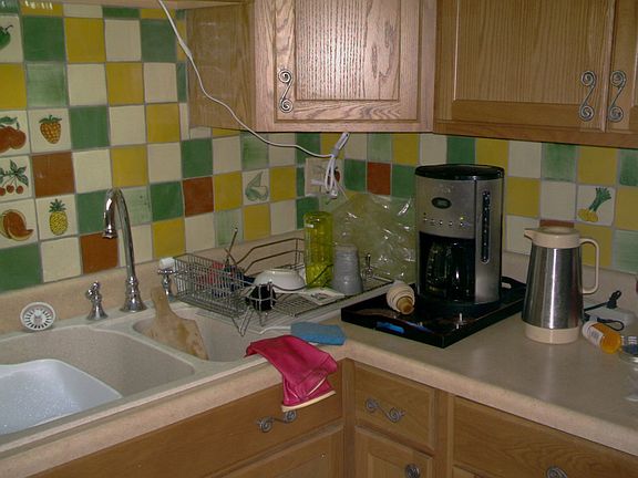 Backsplash extends around the corner