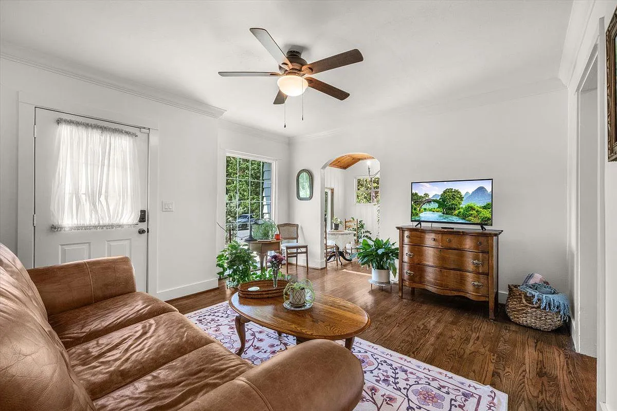 2 bed, 1.0 bath, 1004 sqft, $2,600 — Photo 4