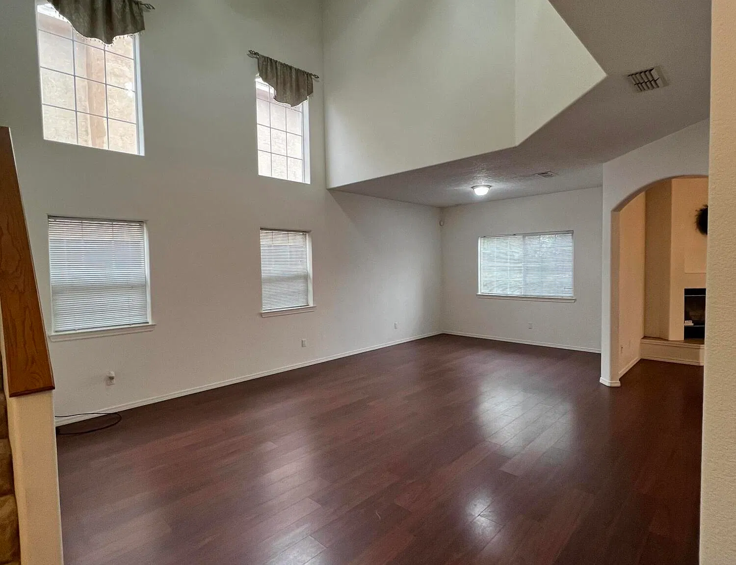 4 bed, 2.5 bath, 2045 sqft, $2,500 — Photo 3