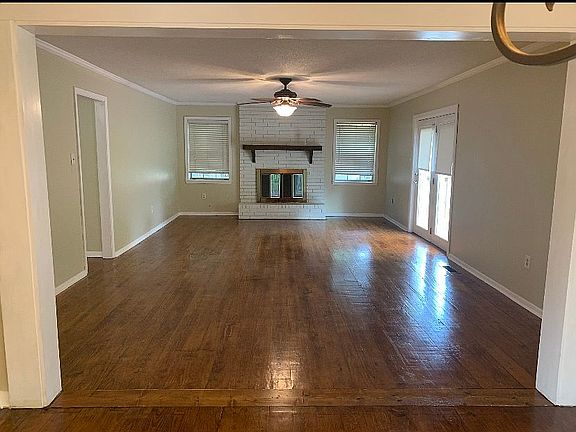 Large open living room w/ fp