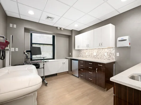 121 East 60th Street image 5 of 11