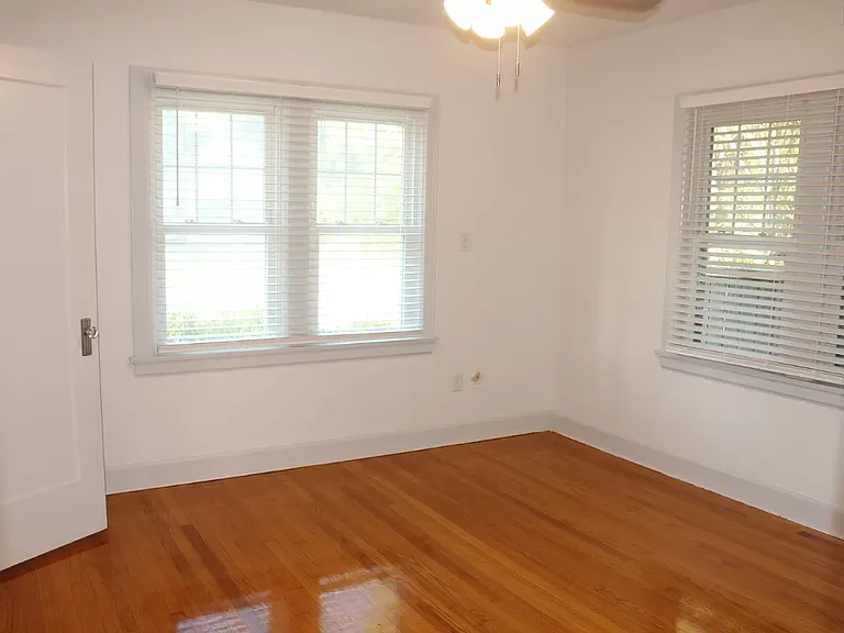 910 W York Ave — Photo 30