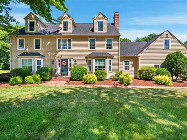 4 Fieldside Dr, Cumberland, RI 02864