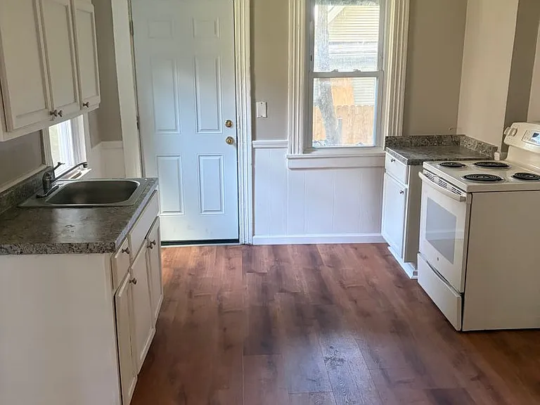 26-26.5 Locust St — Photo 9