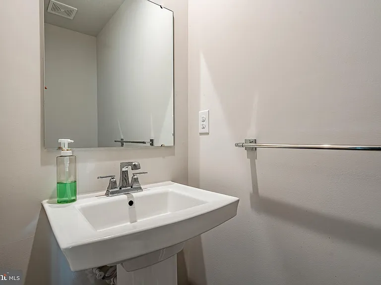208 Chase Dr — Photo 7