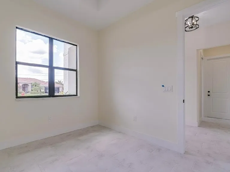 141 SW 37th Pl — Photo 12