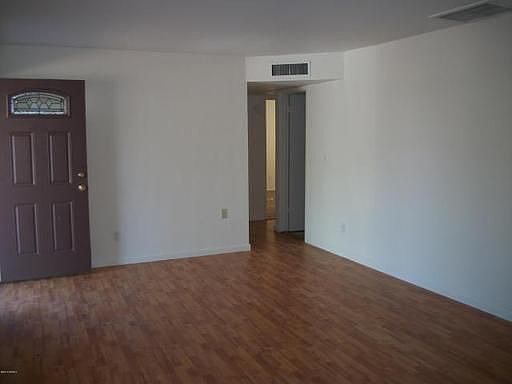 2nd image of 517 S 75th Pl
