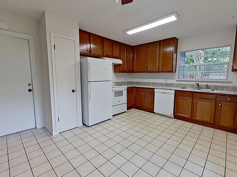 1615 Seminole Rd — Photo 10