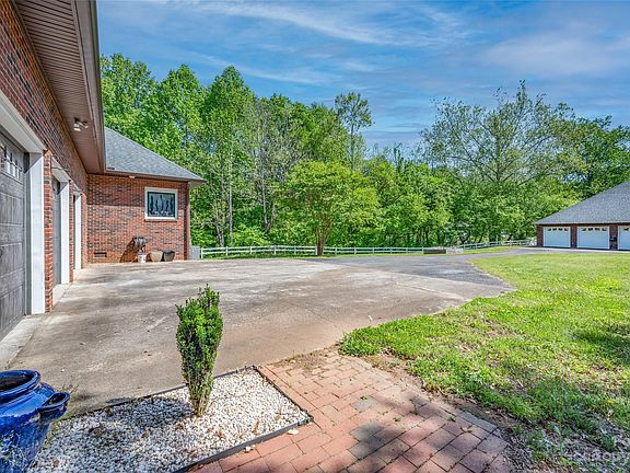 5th image of 2949 Lawrence Dr