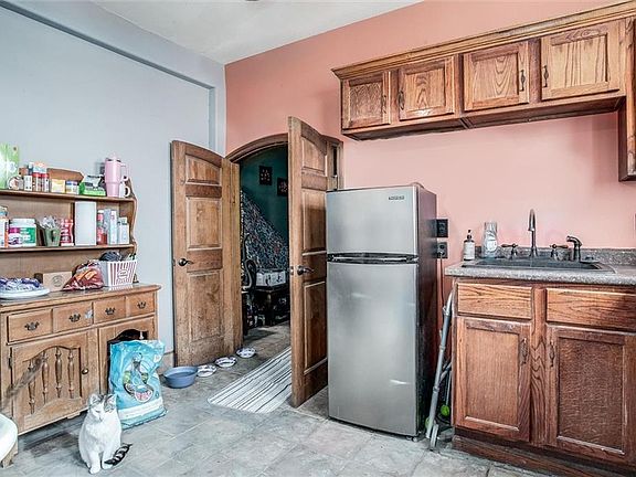 4th image of 222 N 6th St