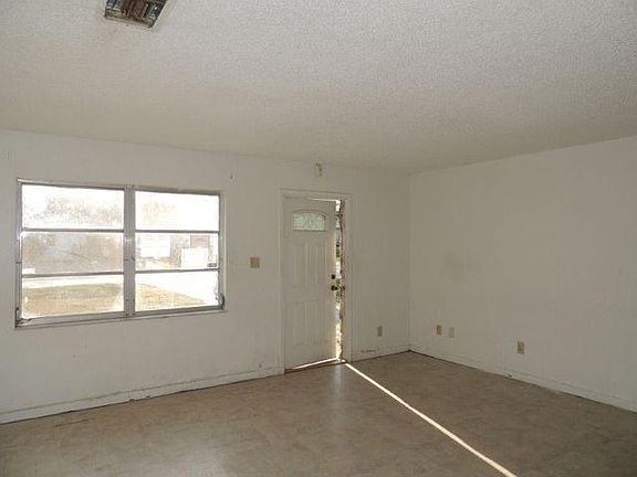 4th image of 26311 Sherwood Ln