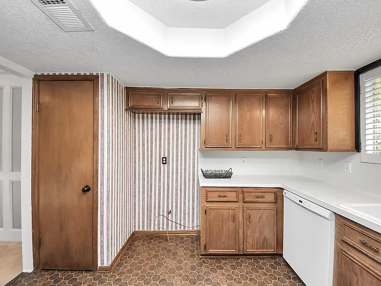 7510 Renmark Ln — Photo 32