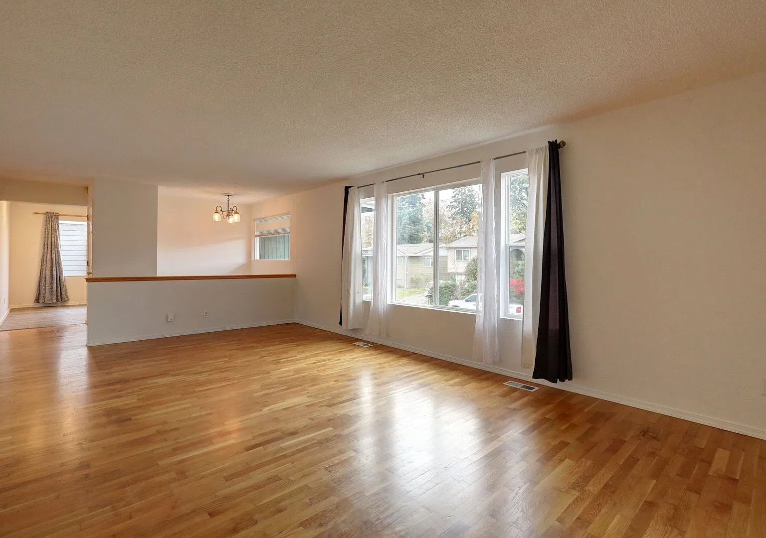Kennydale Area 5-Bedroom Split Level Home in Cul-de-sac! — Photo 4