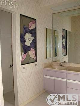 Master Bath, double sinks, walk in shower, jetted tub.