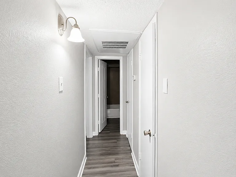 Spanish Cove Apartments — Photo 11