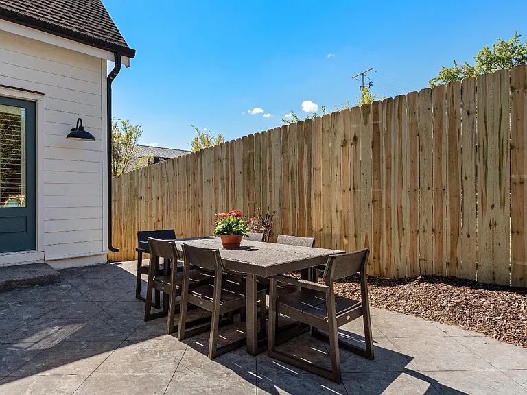 1109 Lawrence Ave — Photo 25