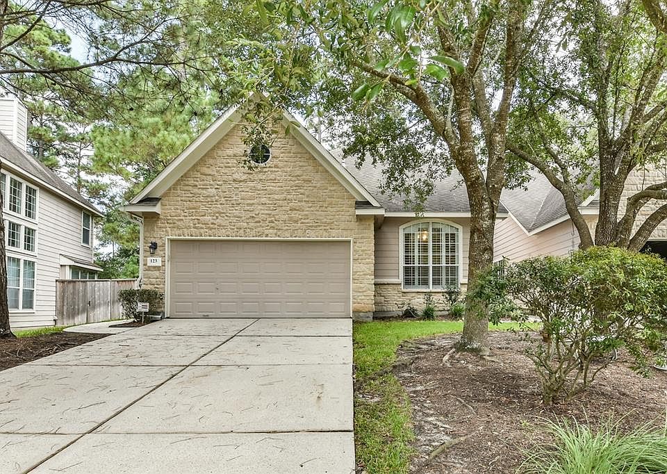 Light and bright 3 bedroom, 2 bath located in The Woodlands.