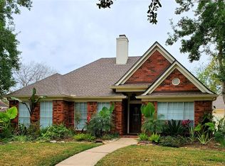 2040 Barrington Pointe Dr, League City, TX 77573