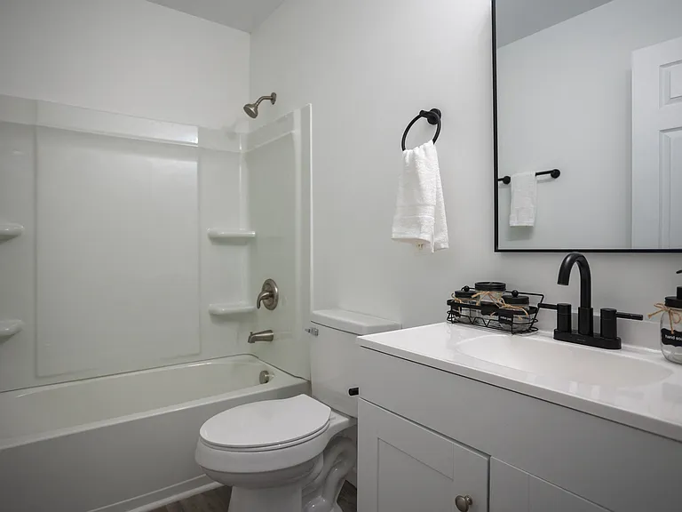 Country Club Apartments — Photo 22