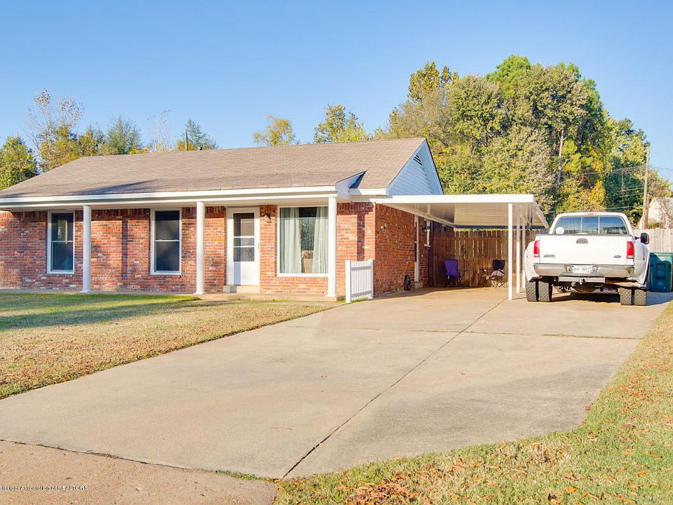 1st image of 1976 Cresthill Dr N