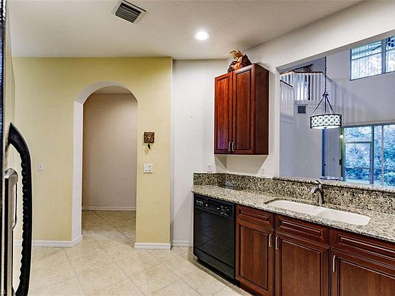 4th image of 1375 Mariposa Cir #8-101
