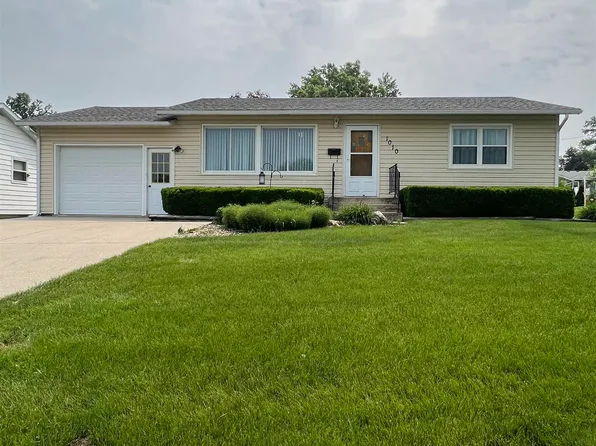 1010 Hall St, Tama, IA 52339