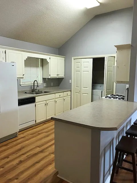 2 bed, 1000 sqft, $1,800 — Photo 3