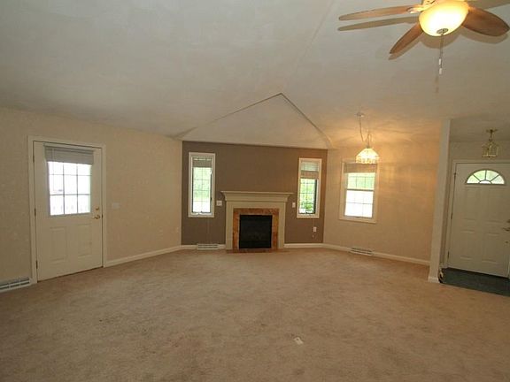 4th image of 877 Sutherland Ave #2