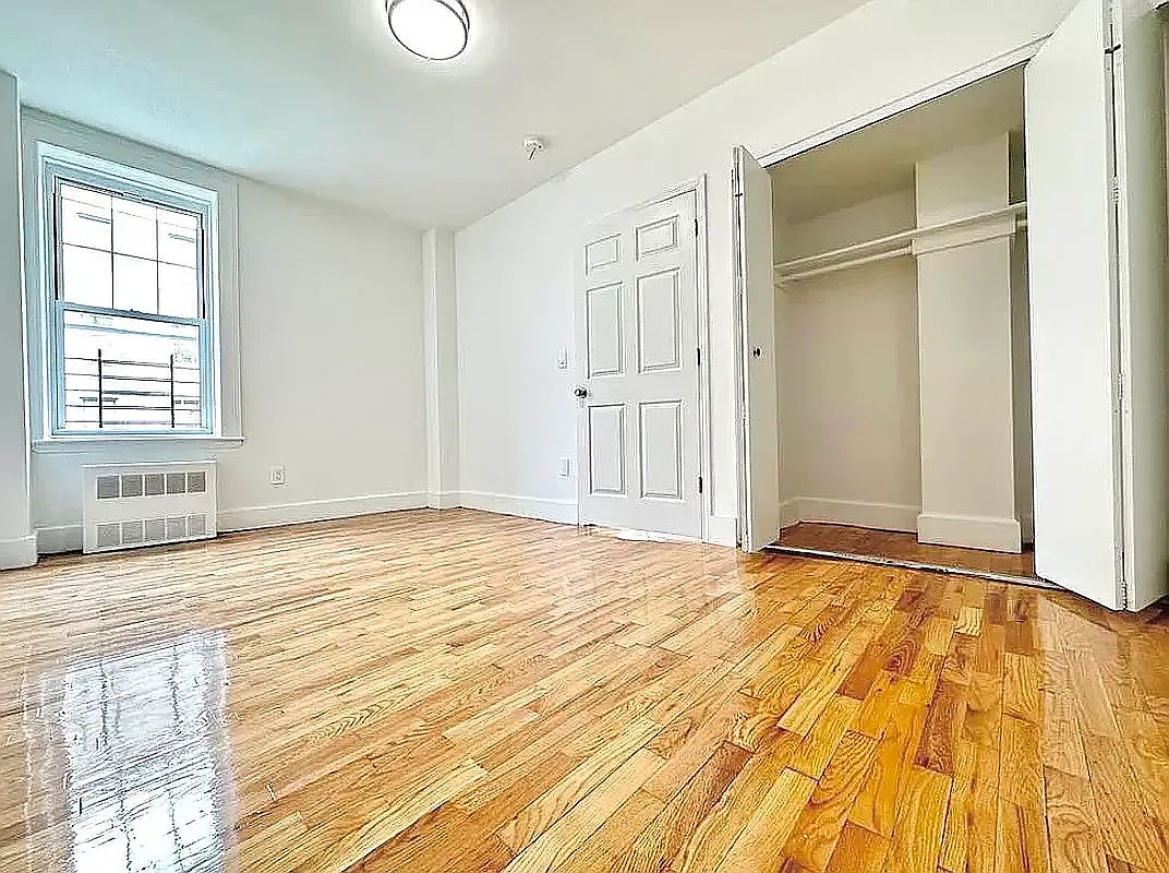 922 Bronx Park South — Photo 3