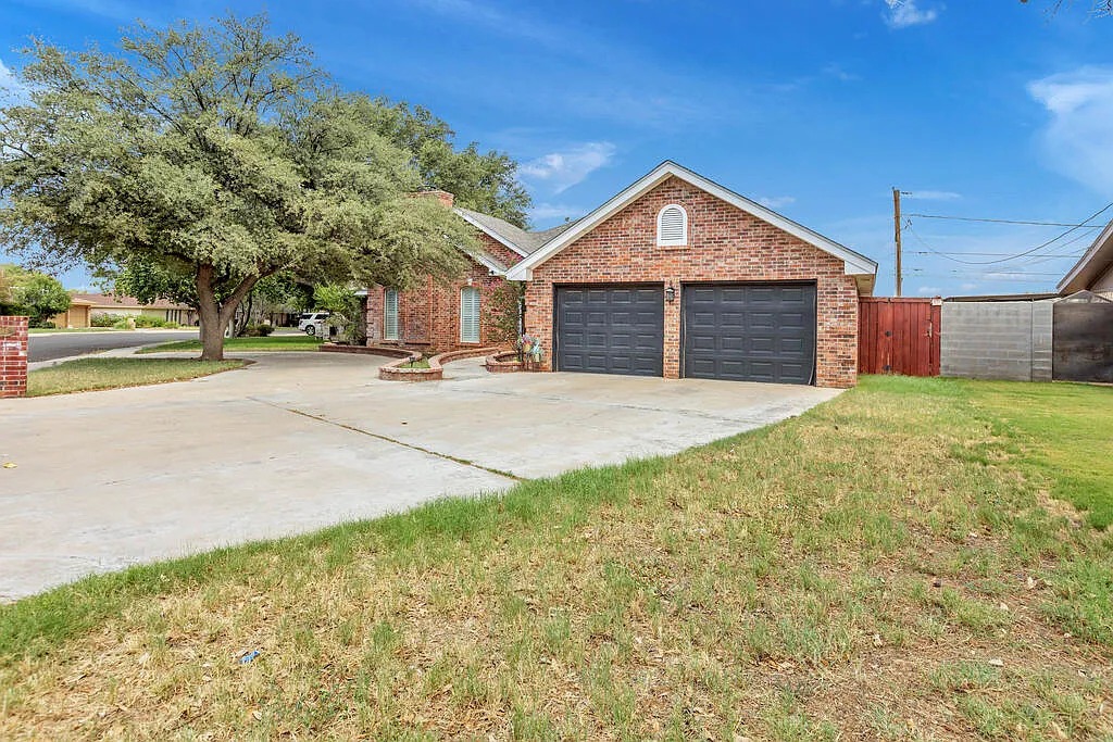 3 bed, 2.5 bath, 2052 sqft, $3,500 — Photo 3