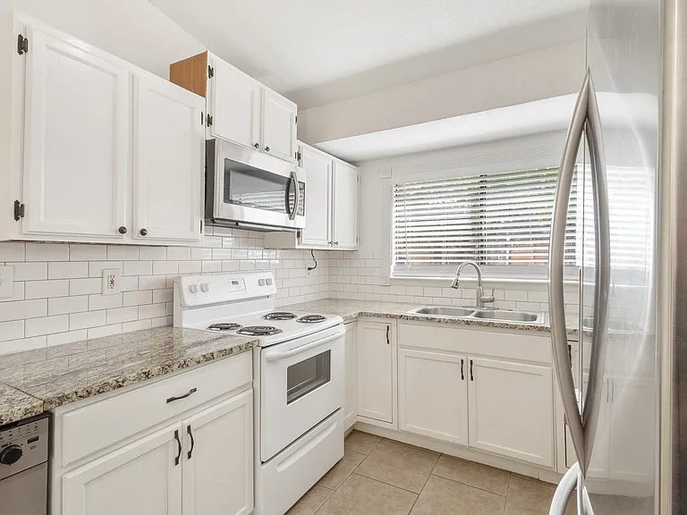 4003 Sunrise Creek Dr — Photo 3