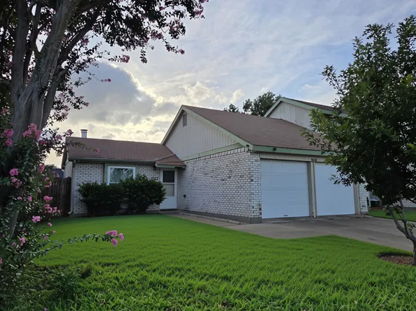2925 Fairway Dr, Grand Prairie, TX 75052