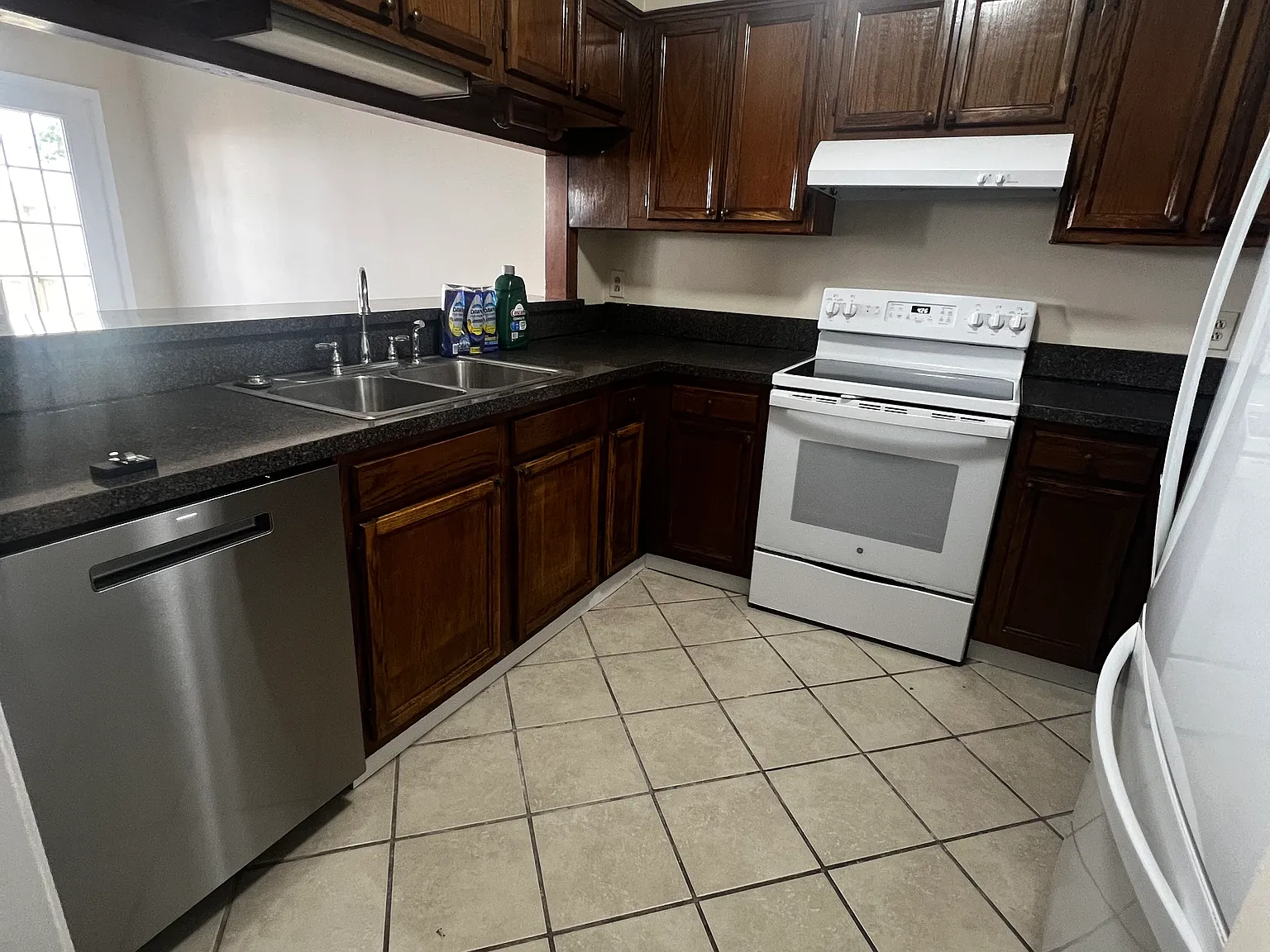 3 bed, 2.5 bath, 1600 sqft, $900 — Photo 3