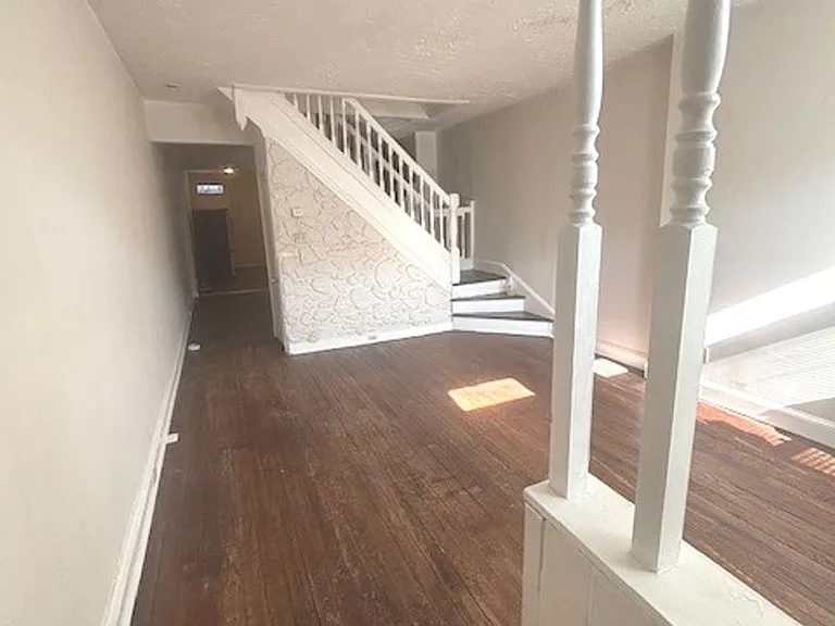 2518 W Fairmount Ave — Photo 8