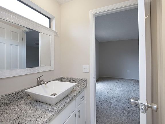 3rd image of 946 Holbrook Cir
