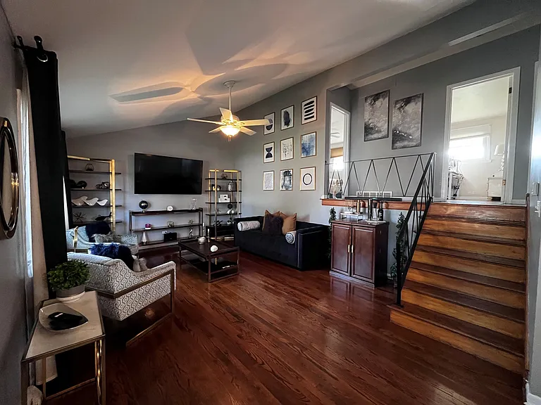 12200 S Harding Ave — Photo 3