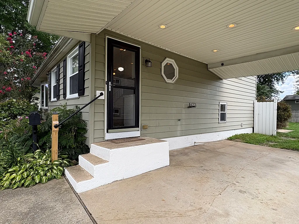 4 bed, 1.5 bath, 1525 sqft, $2,700 — Photo 2