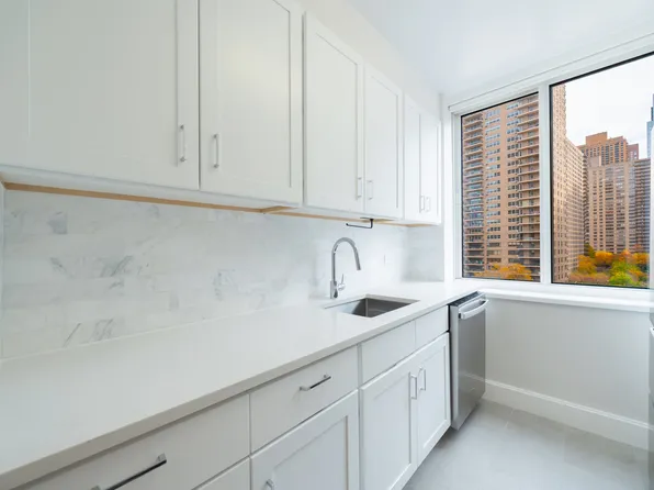 140 Riverside Boulevard image 9 of 11