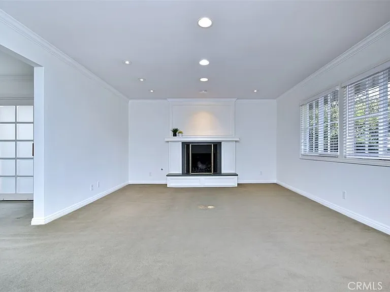 15344 Greenleaf St — Photo 6