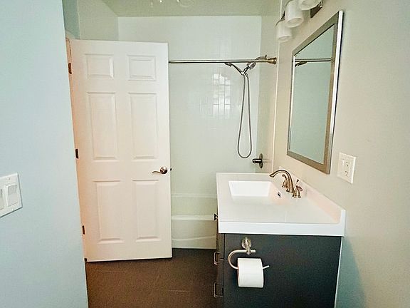 5th image of 831 W Ainslie St