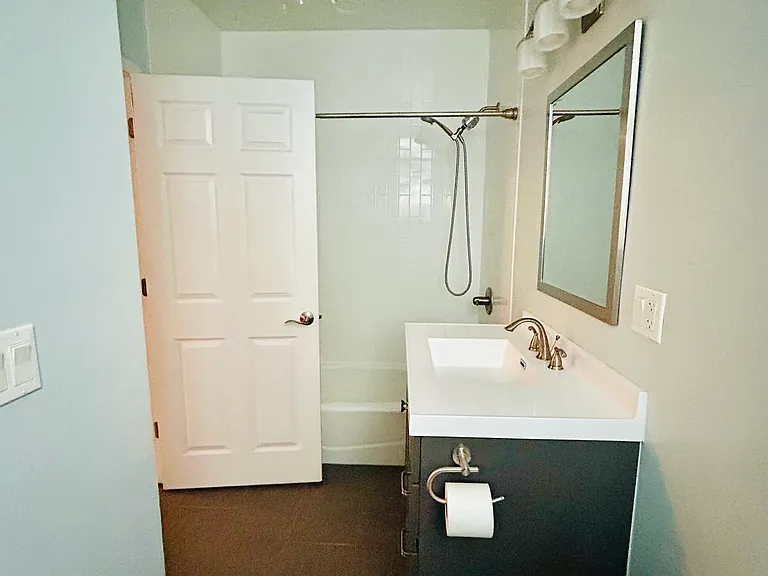 831 W Ainslie St — Photo 5