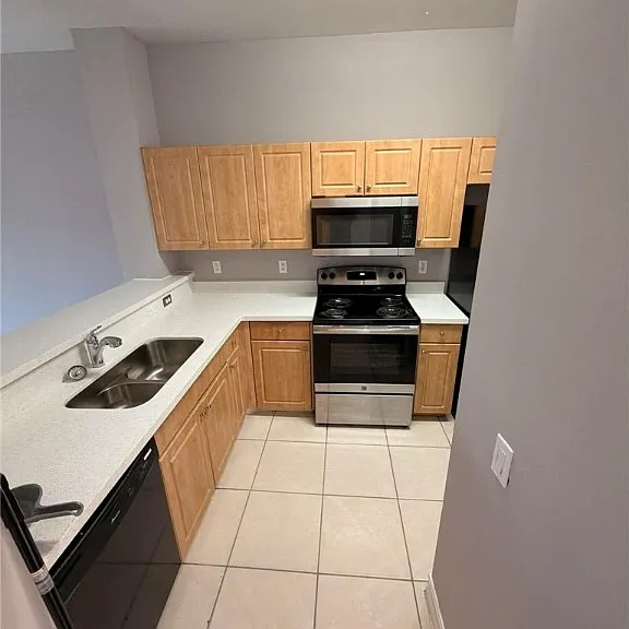 607 SE 13th Pl #201 — Photo 5