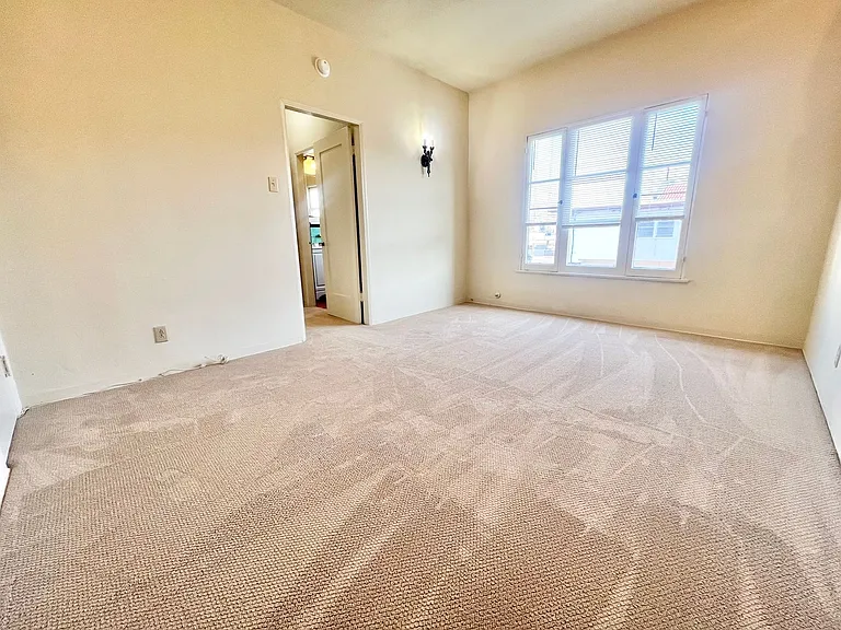 Charming Vintage 1BD/1BA Upstairs Corner Unit Near 7th Street | On-Site Laundry — Photo 11