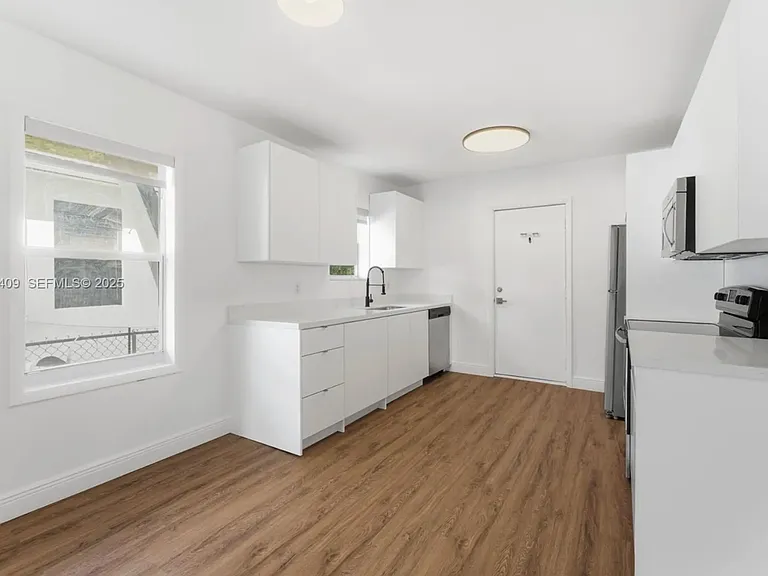 559 NE 68th St #559 — Photo 10