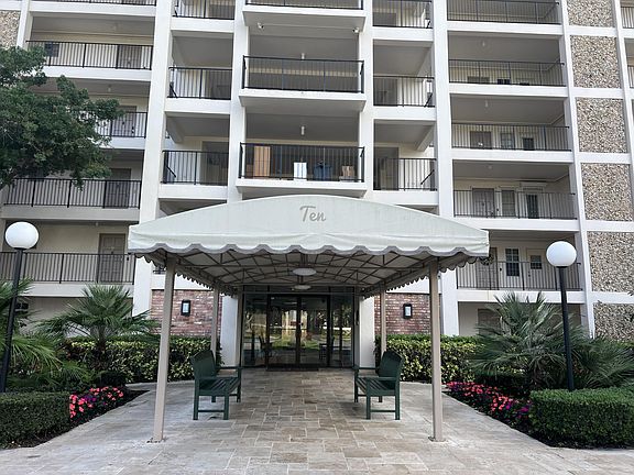 5th image of 3150 N Palm Aire Dr APT 403