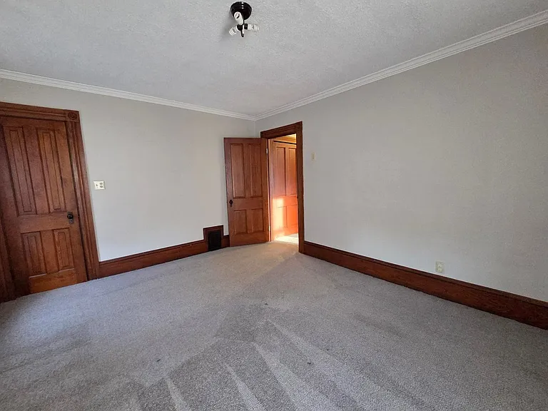200 E Walnut St — Photo 16