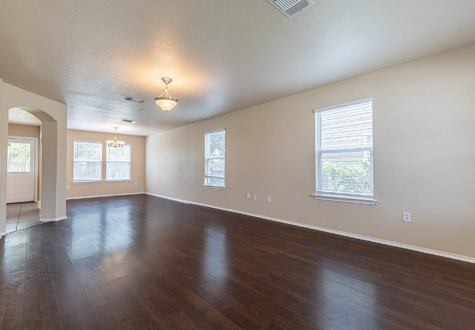 3 bed, 2.5 bath, 2214 sqft, $1,695 — Photo 4