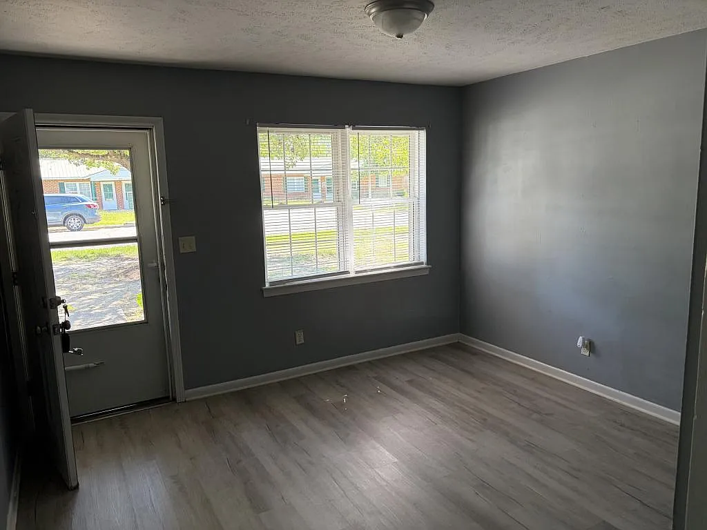 403 Beta St — Photo 2
