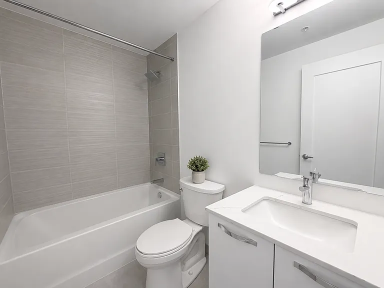 75 James St S #1423 — Photo 2